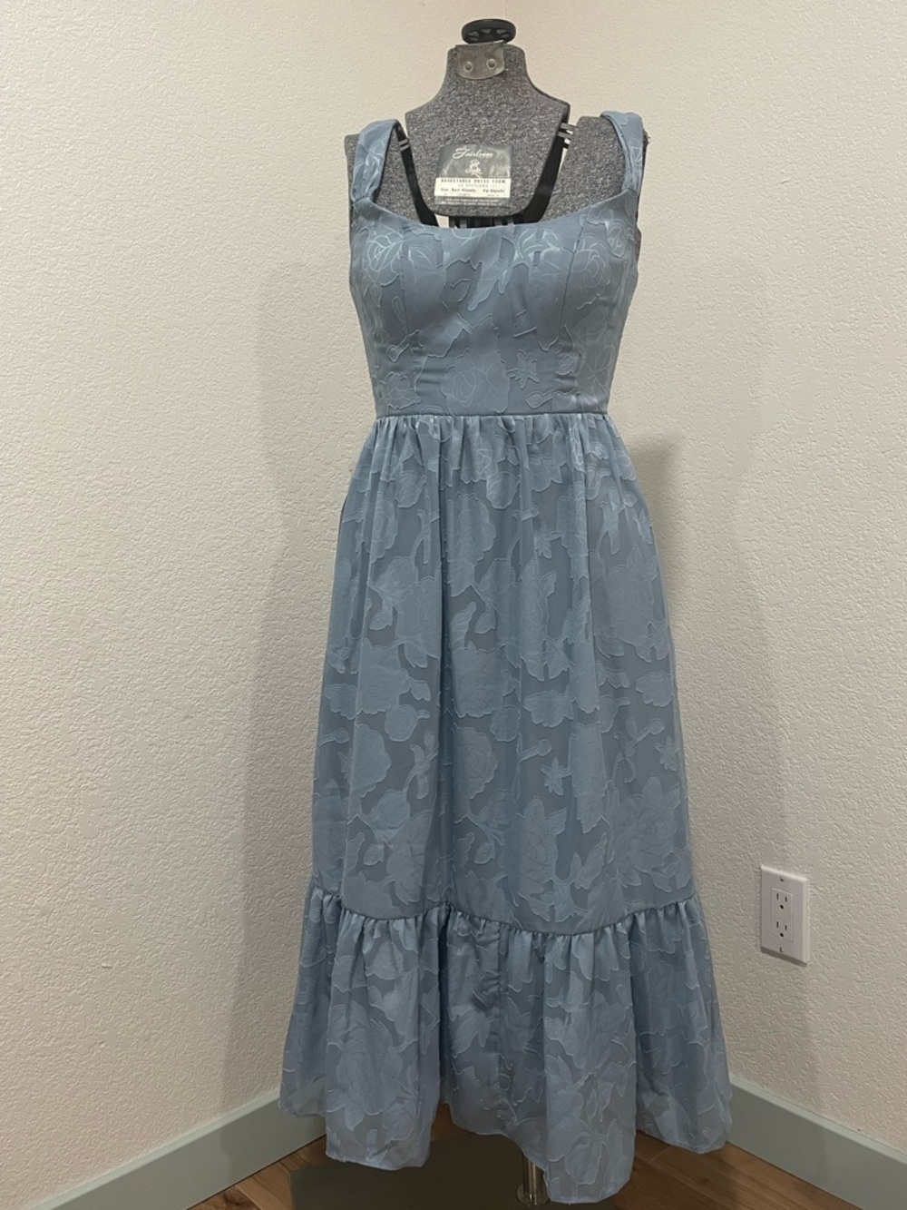 NWT Alissa Floral Midi Dress